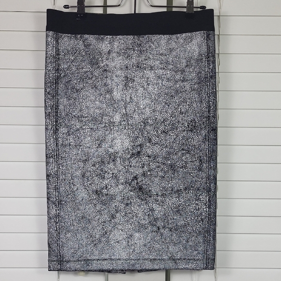 Helmut lang cracked paint lamb leather pancil skirt. Size 6 - Picture 1 of 10
